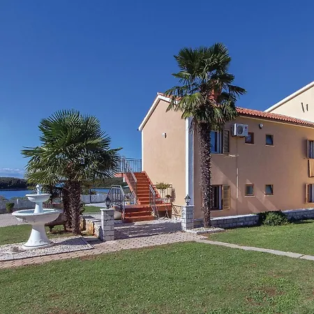 Apartman Amazing Apartment In Vrsar With Kitchen